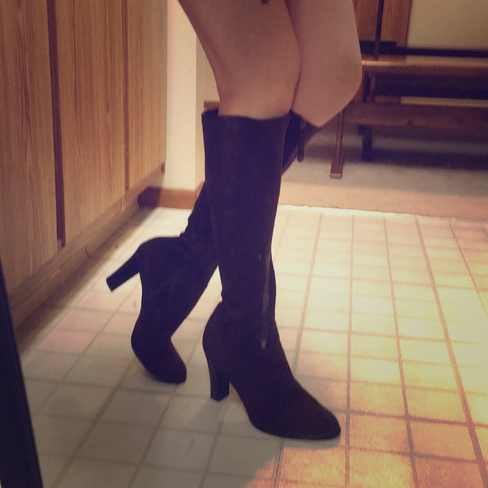 Chocolate brown suede boots 👢
